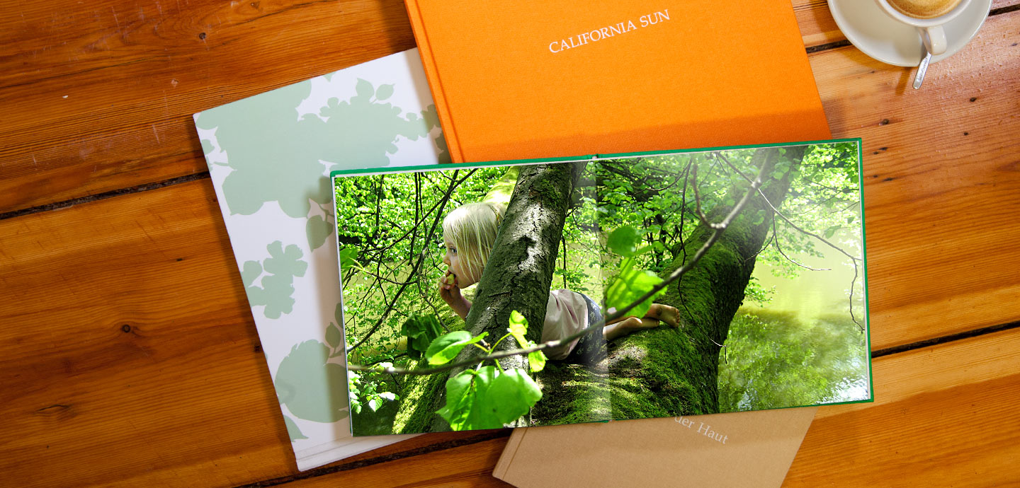 Developing your photos on genuine photo paper guarantees brilliant colors. Double-paged photos are mounted flush in a special layflat panorama binding to ensure that there isn’t any annoying crease in the middle.